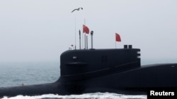 一艘中國海軍潛艦在青島港外參加慶祝解放軍建軍70週年的檢閱活動。（2019年4月23日）