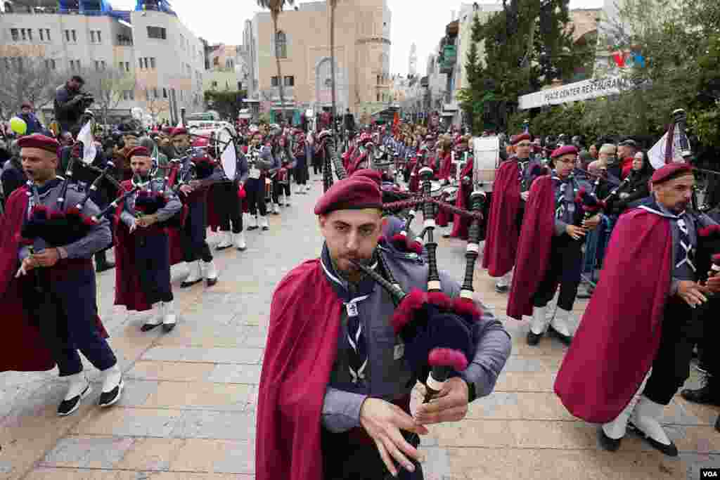 Una banda de scouts palestinos desfila al ritmo de las gaitas el 24 de diciembre de 2022, en la plaza central de la ciudad de Belén, en Cisjordania ocupada. Este año la municipalidad de Belén y el Consejo de Patriarcas y Jefes de Iglesias de Jerusalén decidieron cancelar todos los festejos navideños y conmemorar el nacimiento de Jesús de una manera solemne y no festiva.