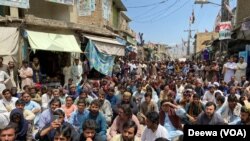 په هرنايي بازار کې دغه اجتجاج کې د سیاسي ګوندونو پلویانو تر څنګ تاجرانو، کروندګرو او عامو خلکو ګډون کړی.