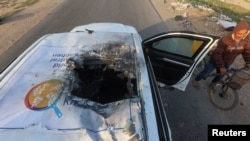 Пошкоджений автомобіль, де загинули співробітники "Світової центральної кухні" під час авіаудару Ізраїлю 2 квітня 2024 року. Фото: Reuters/Ahmed Zakot