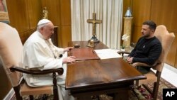 La foto de Vatican News muestra al papa Francisco reuniéndose con el presidente ucraniano Volodymyr Zelenskyy durante una audiencia privada en el Vaticano, el 13 de mayo de 2023.