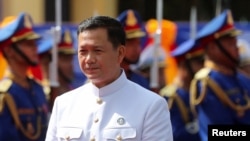 រូបឯកសារ៖ លោក ហ៊ុន ម៉ាណែត នាយករដ្ឋមន្ត្រីតែងតាំង ឈរនៅមុខរដ្ឋសភាជាតិ មុនពេលចូលរួមសម័យប្រជុំដំបូង សម្រាប់នីតិកាលទី ៧ នៃរដ្ឋសភា រាជធានីភ្នំពេញ ថ្ងៃទី ២១ ខែសីហា ឆ្នាំ ២០២៣។ 