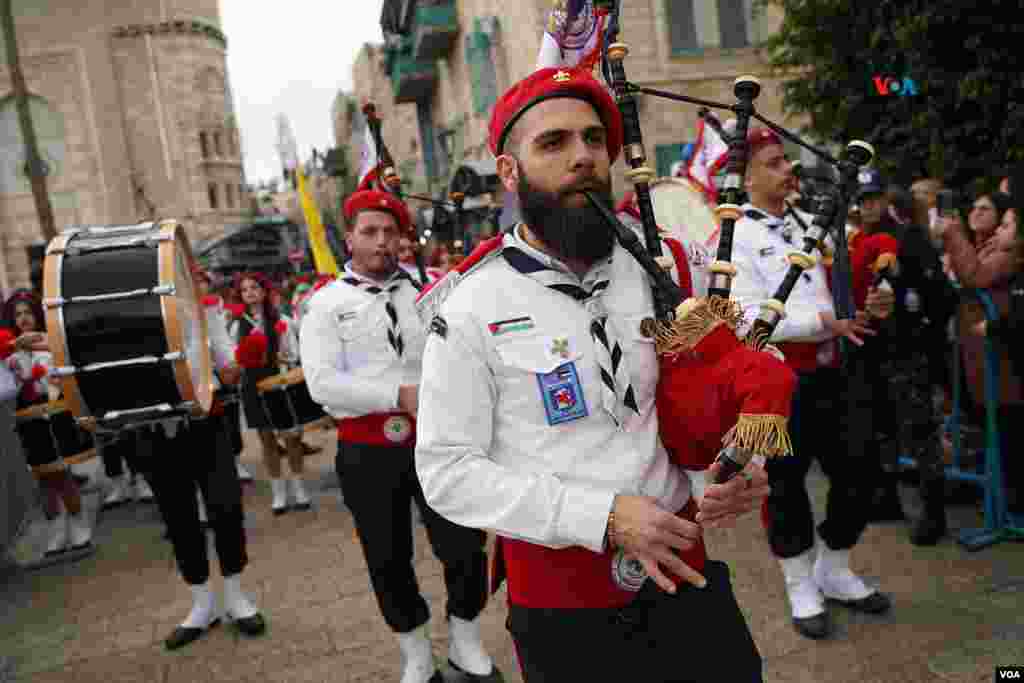 Un gaitero palestino desfila en la ciudad de Belén el 24 de diciembre de 2022. Este año se suspendieron todos los festejos por Navidad por la guerra en Gaza. 