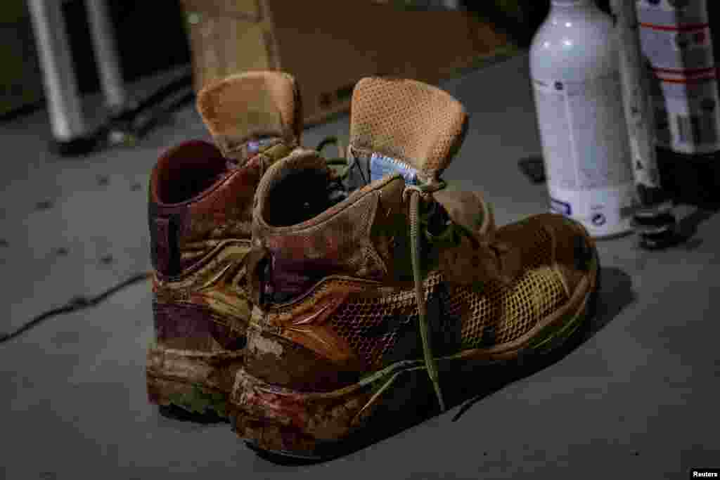 Un par de botas militares ensangrentadas de un militar ucraniano se ven dentro de un punto de estabilización médica, cerca de la ciudad de Chasiv Yar, en la región de Donetsk, Ucrania, el 1 de julio de 2024. 