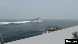 타이완 해협에서 중국 해군 함정이 미국 해군 구축함 정훈함 앞을 근접해 가로지르고 있다. (자료사진)