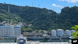 资料照:台海军舰艇停泊在台湾北端基隆港。台湾国防部说,一枚中国军事气球12月7日晚间飘过基隆港上空。(2022年8月4日)