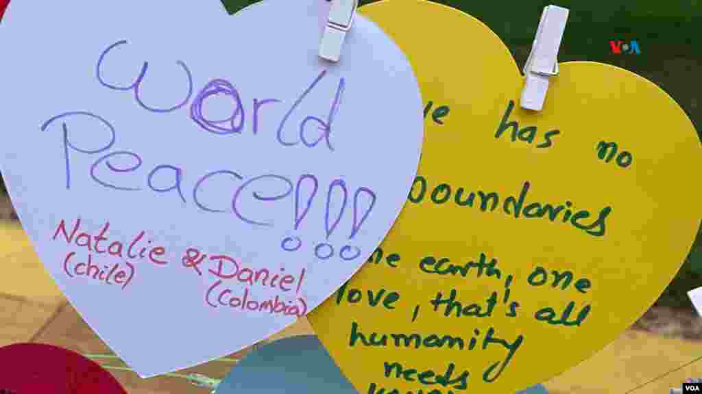 Paz en el mundo es el mensaje que más se leía en los corazones de papel.