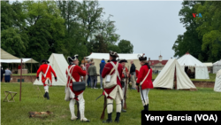 Vista del "campamento británico" con la mansión de George Washington al fondo, durante el Fin de Semana de la Guerra Revolucionaria en Mount Vernon, el 5 de mayo de 2024.