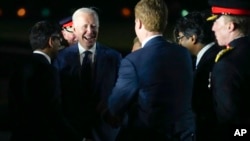 El presidente Joe Biden sonríe después de bajarse del Air Force One en el Aeropuerto Internacional de Belfast en Belfast, Irlanda del Norte, el 11 de abril de 2023.
