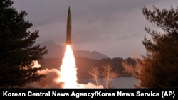 지난해 3월 북한이 단거리탄도미사일을 시험발사하고 사진을 공개했다. (자료사진)