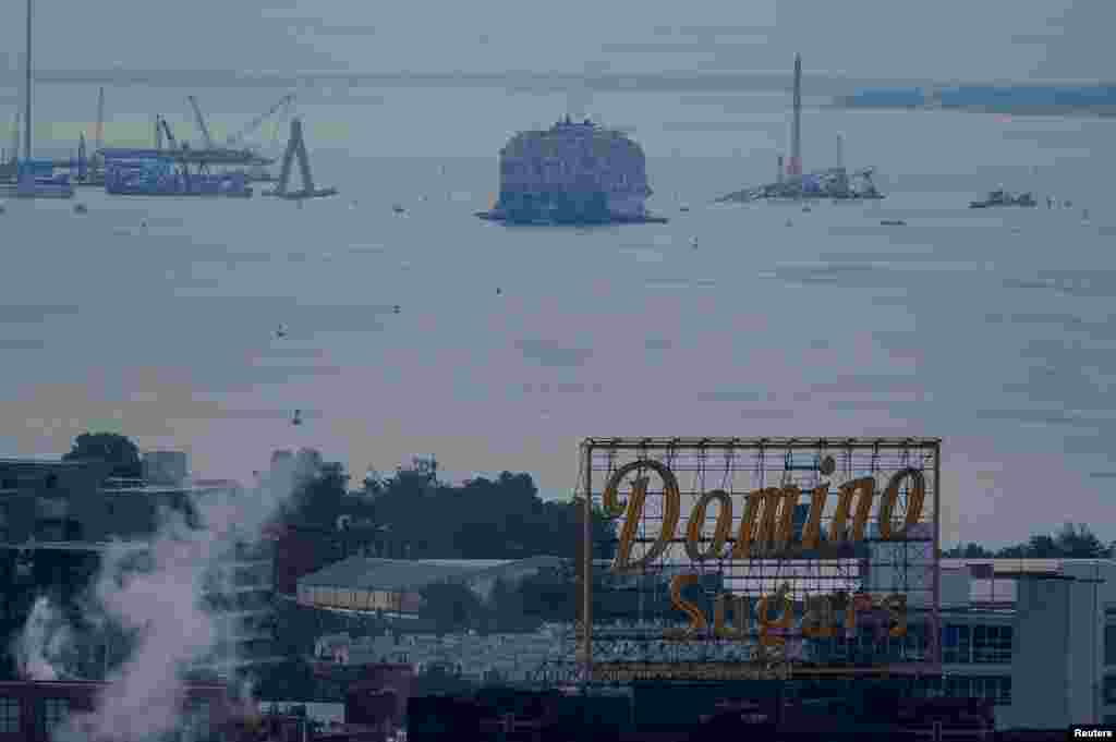 Una vista del buque de carga 'Dali' mientras empiezan a remolcarlo desde el puente Francis Scott Key en Baltimore, Maryland, EEUU, el 20 de mayo de 2024. 
