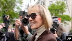E. Jean Carroll, penulis yang menuduh Donald Trump memerkosanya di sebuah toko pada 1996, tiba di Pengadilan Federal Manhattan, 9 Mei 2023. (Foto: John Minchillo/AP Photo)