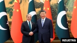 ប្រធានាធិបតីចិនលោក Xi Jinping និង​នាយករដ្ឋមន្ត្រី​ប៉ាគីស្ថាន​លោក Shehbaz Sharif ចាប់ដៃ​ស្វាគមន៍​គ្នា​នៅ​ក្នុង​ជំនួប​មយយ នៅ​ទីក្រុងប៉េកាំង ប្រទេស​ចិន កាលពីថ្ងៃទី៧ ខែមិថុនា ឆ្នាំ២០២៤។ (China Daily via REUTERS)