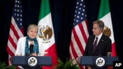 Menteri Luar Negeri Meksiko Alicia Barcena (kiri) berbicara dalam konferensi pers bersama Menteri Luar Negeri AS Antony Blinken di Washington, pada 29 September 2023. (Foto: AP/Mark Schiefelbein)
