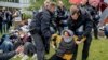 Демонстрант е влечен од полицајци за време на пропалестинските демонстрации во кампусот на берлинскиот „Free University“ во Берлин, Германија, 7 мај 2024 година.
