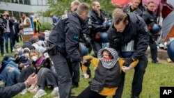 Демонстрант е влечен од полицајци за време на пропалестинските демонстрации во кампусот на берлинскиот „Free University“ во Берлин, Германија, 7 мај 2024 година.