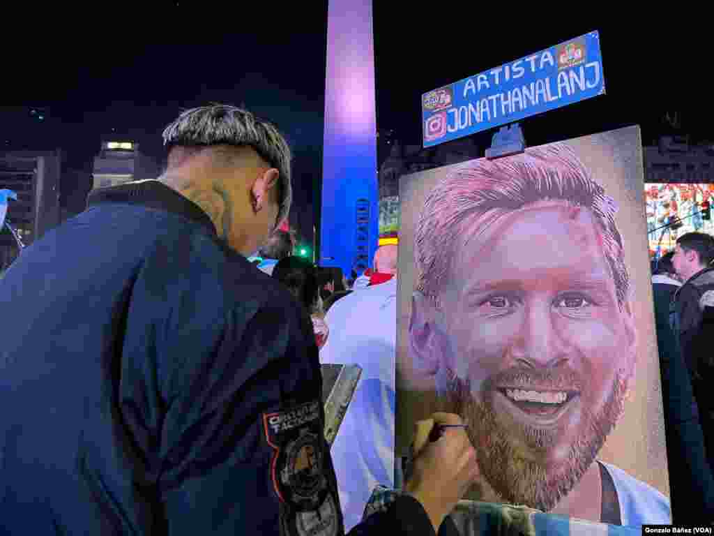 Un artista aficionado pintó un cuadro de Messi en medio de los festejos en Buenos Aires. 