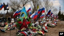 قبرهای نظامیان روسی در یکی از قبرستانهای ساحه ولگوگراد روسیه که در جنگ اوکراین کشته شدهاند