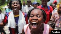Las mujeres gritan durante una protesta para exigir la liberación de la enfermera estadounidense Alix Dorsainvil y su hija, que fueron secuestradas por hombres armados, en Puerto Príncipe, Haití, el 3 de agosto de 2023.