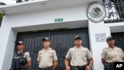 Policías apostados frente a la embajada de México, en Quito, Ecuador, el viernes 5 de abril de 2024. Ecuador y México rompieron relaciones tras la captura del exvicepresidente Jorge Glas, refugiado en la embajada mexicana en Quito, el 5 de abril.