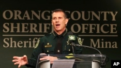 Sherif Orange County John Mina berbicara kepada awak media dalam konferensi pers mengenai insiden penembakan di Orlando, Florida, pada 22 Februari 2023. (Foto: Ricardo Ramirez Buxeda/Orlando Sentinel via AP)