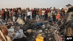 Warga Palestina berkumpul di lokasi serangan Israel di kamp pengungsi internal di Rafah pada 27 Mei 2024. (Foto: AFP)