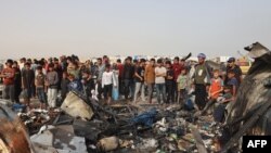 Wa-Palestina wamekusanyika katika eneo la kambi lililoshambuliwa na Israel huko Rafah. May 27, 2024. 
