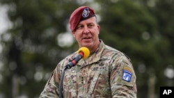 Fermandarê Fermandarîya Navendî ya Amerîkî Erik Kurilla.