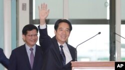 รองประธานาธิบดีไต้หวัน วิลเลี่ยม ไล โบกมือทักทายนักข่าวขณะเดินทางไปยังปารากวัย วันที่ 12 ส.ค. 2566 