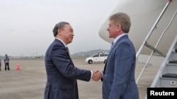 Wakil Menlu Taiwan Alexander Tah-ray Yui menyambut kedatangan Ketua Komisi Luar Negeri DPR AS Michael McCaul di bandara Taipei, Taiwan Kamis, 6 April 2023. 