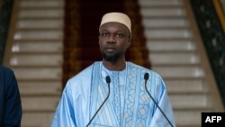 Cette photo prise et distribuée par la présidence sénégalaise le 5 avril 2024 montre le Premier ministre sénégalais Ousmane Sonko s'adressant à la presse avant l'annonce de la liste des ministres au Palais présidentiel de Dakar. (Photo Présidence Sénégalaise/AFP).