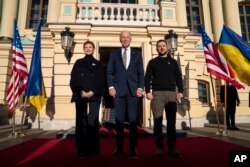 Biden, Zelenski i njegova supruga Olena ispred Malinski palače, Kijev, 20. februar 2023.