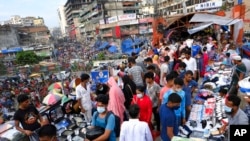 Warga berbelanja di sebuah pasar di Dhaka, Bangladesh, pada 16 Juli 2021. (Foto: AP/Mahmud Hossain)