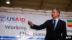 Le secrétaire d'État américain Antony Blinken fait un geste alors qu'il visite un entrepôt du centre logistique des Nations Unies à Addis-Abeba, en Éthiopie, le 15 mars 2023.