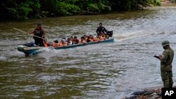 ARCHIVO - Migrantes que se dirigen al norte llegan a Lajas Blancas, por el río Chucunaque, en la provincia de Darién, Panamá, el viernes 6 de octubre de 2023, después de cruzar caminando el Tapón del Darién desde Colombia. 