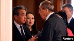 中國外交事務主管王毅與俄羅斯外長拉夫羅夫在莫斯科會談前交談。（2023年2月22日）