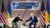 Presiden AS Joe Biden, kanan, menjabat tangan Presiden Ukraina Volodymyr Zelenskyy dalam pertemuan di sela KTT NATO di Washington, pada 11 Juli 2024. (Foto: AP/Susan Walsh)