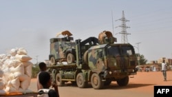 Kendaraan militer milik tentara Prancis melintas di distrik Lazaret, Niamey, Niger, pada 10 Oktober 2023. (Foto: AFP)