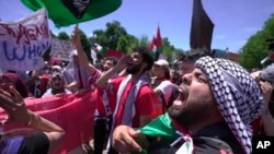 Propalestinski demonstranti demonstriraju ispred Bijele kuće u Washingtonu, 8. juna 2024.