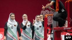 Para pemain tim bola voli putri Afghanistan saat tampil dalam pertandingan babak penyisihan Asian Games 2022 melawan Kazakhstan di Hangzhou, China, pada 30 September 2023. (Foto: AFP/Philip Fong)