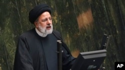 Dok – Presiden Iran Ebrahim Raisi berbicara di hadapan parlemen, di Teheran, Iran.