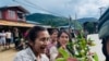 ၁၀၂၇ စစ်ဆင်ရေးအပိုင်း (၂) ရက် (၃၀) ပြည့်မှာ မိုးကုတ်မြို့ကိုသိမ်းပိုက်လိုက်တဲ့ တအာင်းတပ်မတော် TNLA တပ်ဖွဲ့ဝင်တွေကို ဒေသခံပြည်သူတွေက ကြိုဆိုနှုတ်ဆက်တဲ့မြင်ကွင်း။ (ဇူလိုင် ၂၄၊ ၂၀၂၄/ဓာတ်ပုံ-PSLF/TNLA)