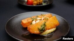 Salah satu menu makanan yang dibuat oleh Charles Guilloy, Chef Eksekutif untuk Olimpiade Paris, disajikan di kantin atlet di Paris, Prancis, 30 April 2024. (Foto: Lucien Libert/Reuters)