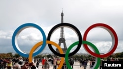 FILE - Logo Olimpiade Paris 2024 di dekat Menara Eiffel di Paris, Prancis.