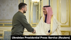 Presiden Ukraina Volodomyr Zelenskyy menyambut Menteri Luar Negeri Kerajaan Arab Saudi Pangeran Faisal bin Farhan Al Saud di tengah invasi Rusia ke Ukraina, di Kyiv, Ukraina, 26 Februari 2023. (Foto: Ukrainian Presidential Press Service/rilis via Reuters)