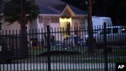 Esta imagen proporcionada por KTRK muestra la escena de un tiroteo la madrugada del sábado 29 de abril de 2023 en Cleveland, Texas.