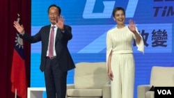 郭台銘（左）宣布與資深演員賴佩霞搭檔角逐2024台灣總統大選。 （美國之音特約記者楊安攝影）