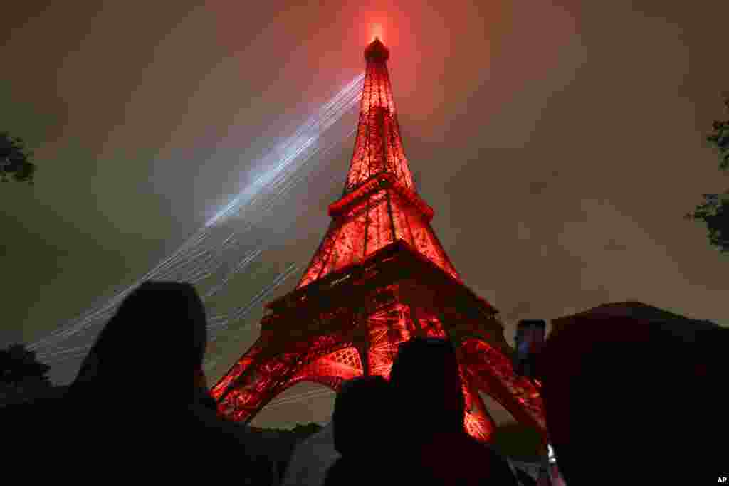 Las luces iluminan la Torre Eiffel durante la ceremonia de apertura de los Juegos Olímpicos de Verano de 2024 en París, Francia, el viernes 26 de julio de 2024.