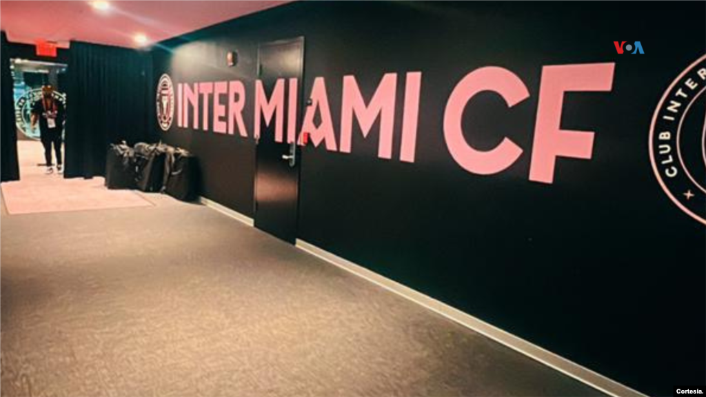 Colmenares actualmente es uno de los fotógrafos oficiales del Inter de Miami, el equipo de fútbol que ha ganado relevancia por fichar al astro argentino Lionel Messi.