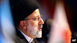 Presiden Iran Ebrahim Raisi berpidato pada KTT BRICS ke-15, di Johannesburg, Afrika Selatan, 24 Agustus 2023. (Foto: via AP)